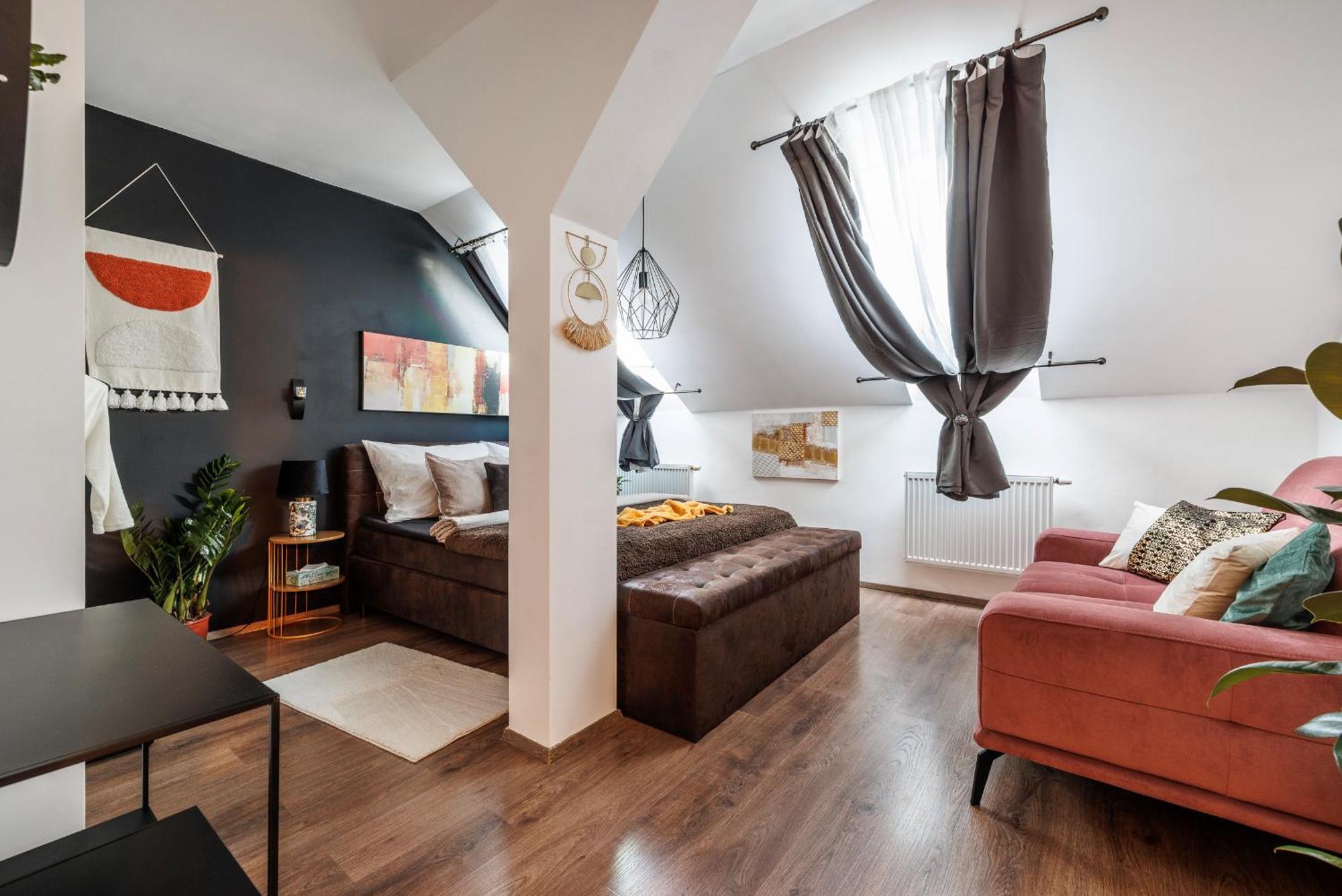 Lejlighed Spacious Flat & Parking Possibility, 3 Stops To Wenceslav Square Prag