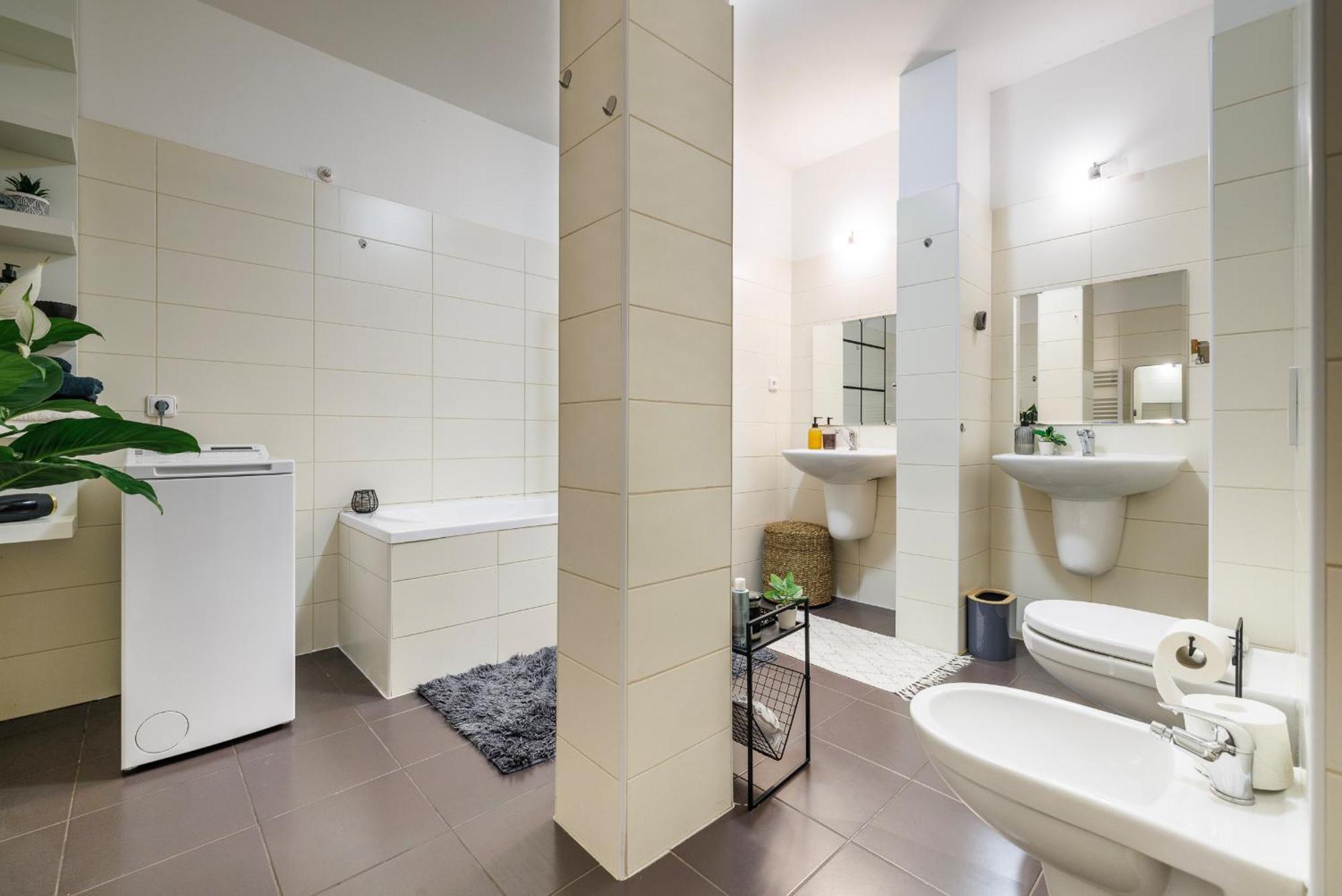 Lejlighed Spacious Flat & Parking Possibility, 3 Stops To Wenceslav Square Prag