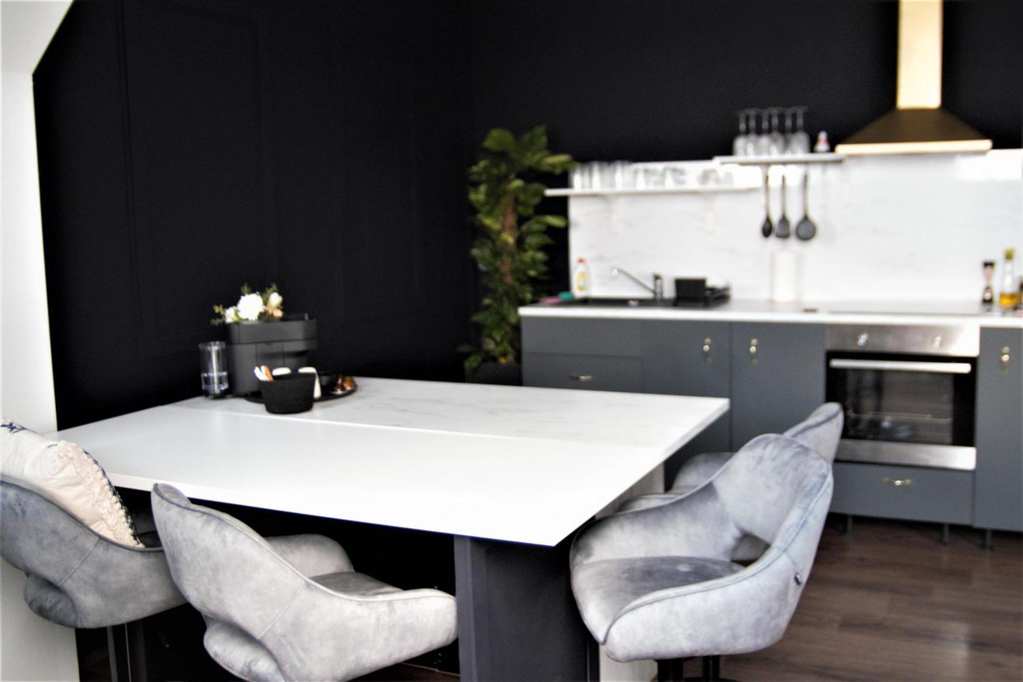 Lejlighed Spacious Flat & Parking Possibility, 3 Stops To Wenceslav Square Prag